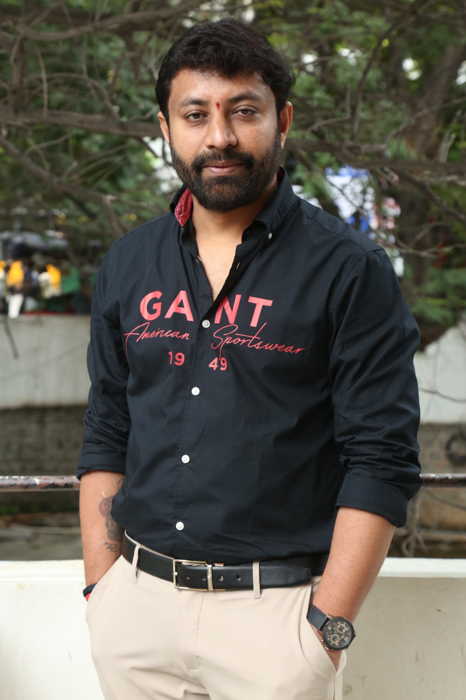 Satish effortlessly owns the black shirt and beige pants combo–showing that a little swagger and solid taste can turn an ordinary day into a personal runway