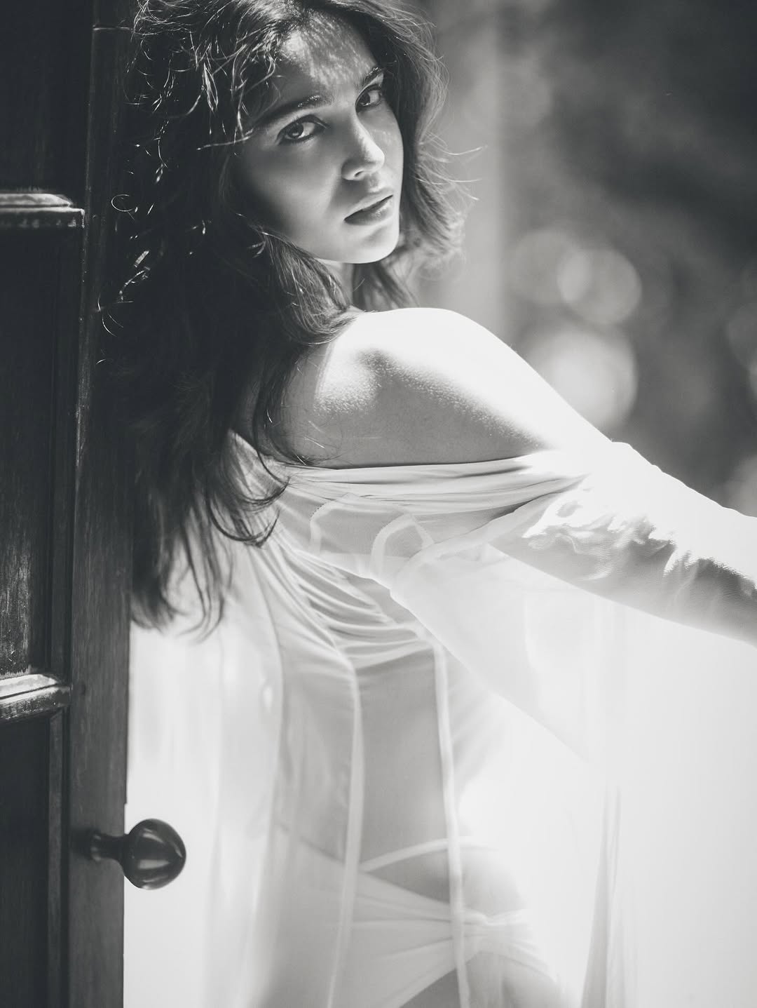 Sharvari is pure monochrome magic–so striking, even black and white seem to be blushing at her charm.