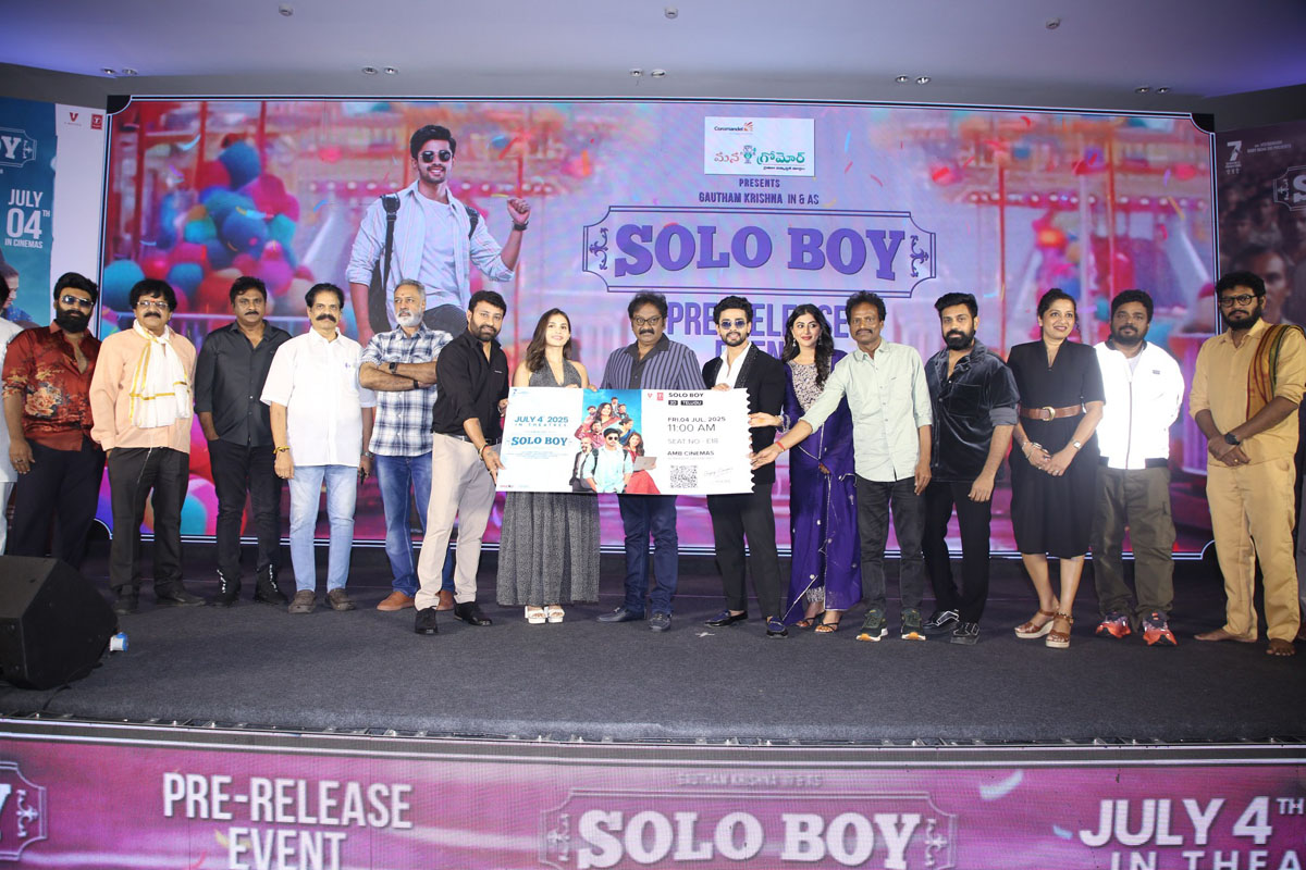 A moment with the entire team gathered on stage during the event