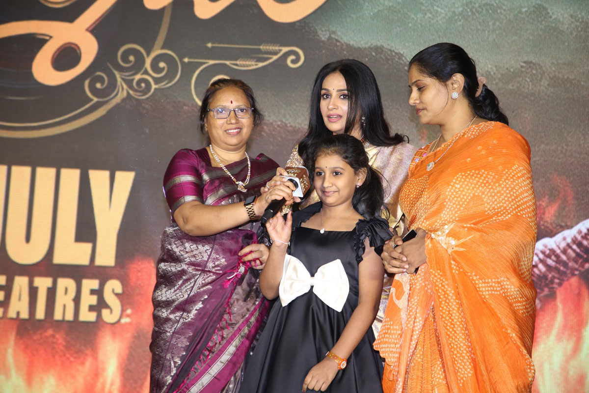 Leading ladies delight the audience with a soulful song from the stage