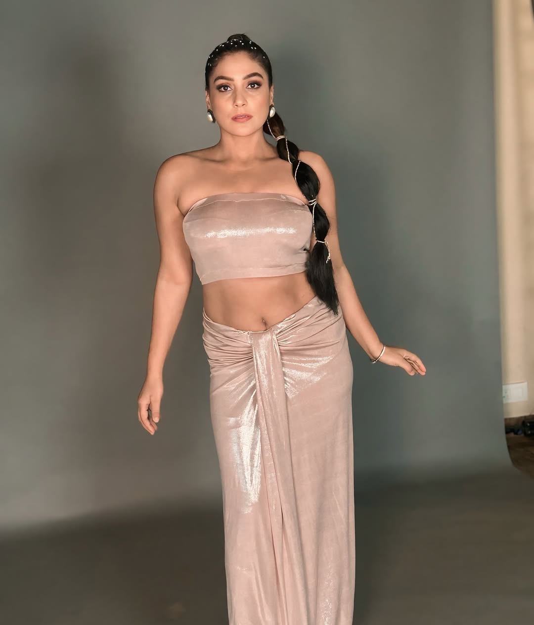 Payas Pandit proves that even in minimalist chic, a splash of style and confidence can make a statement–who knew elegance could be so effortlessly breathable!