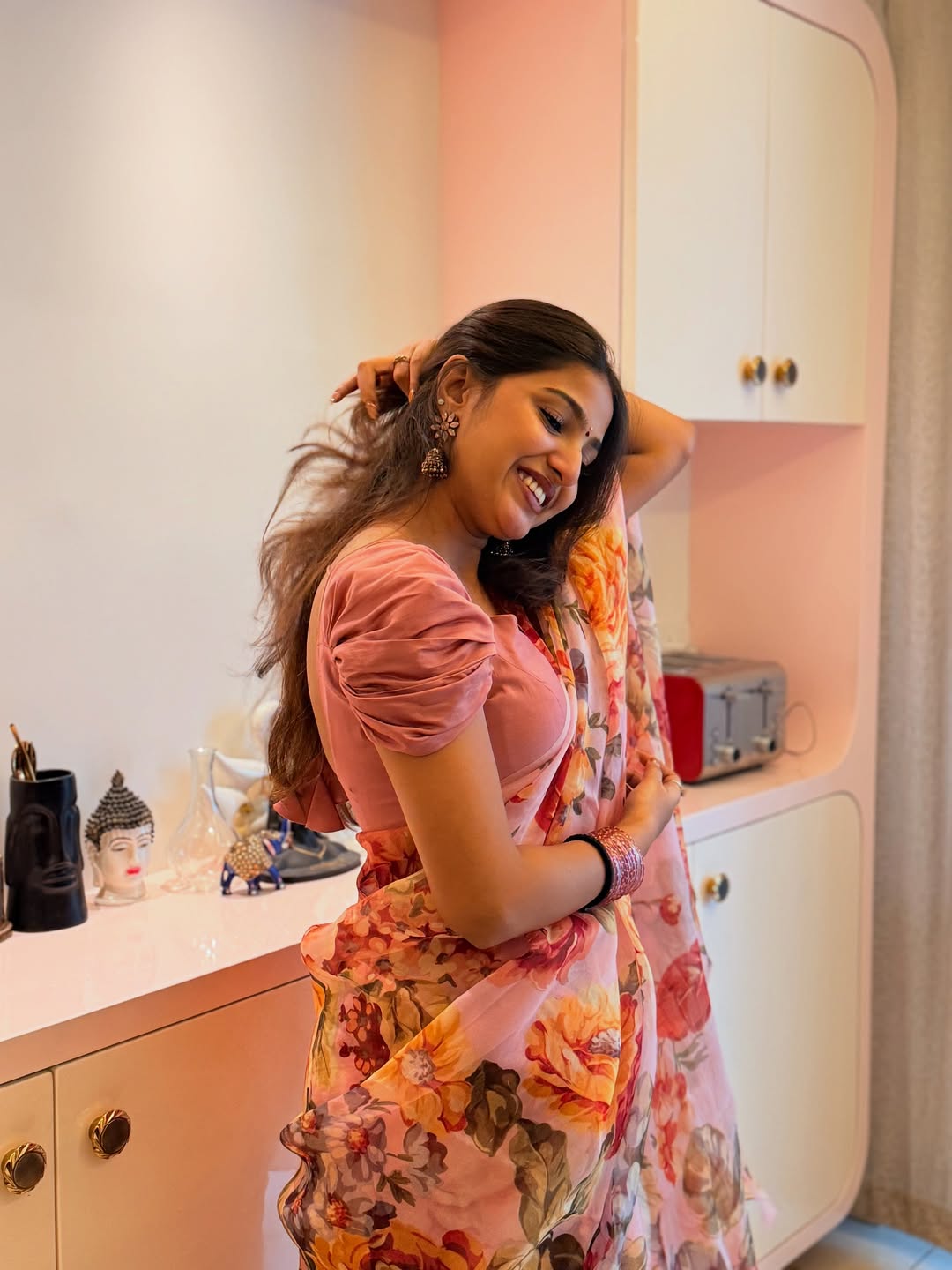 Pranavi Manukonda stylish in blooming floral saree