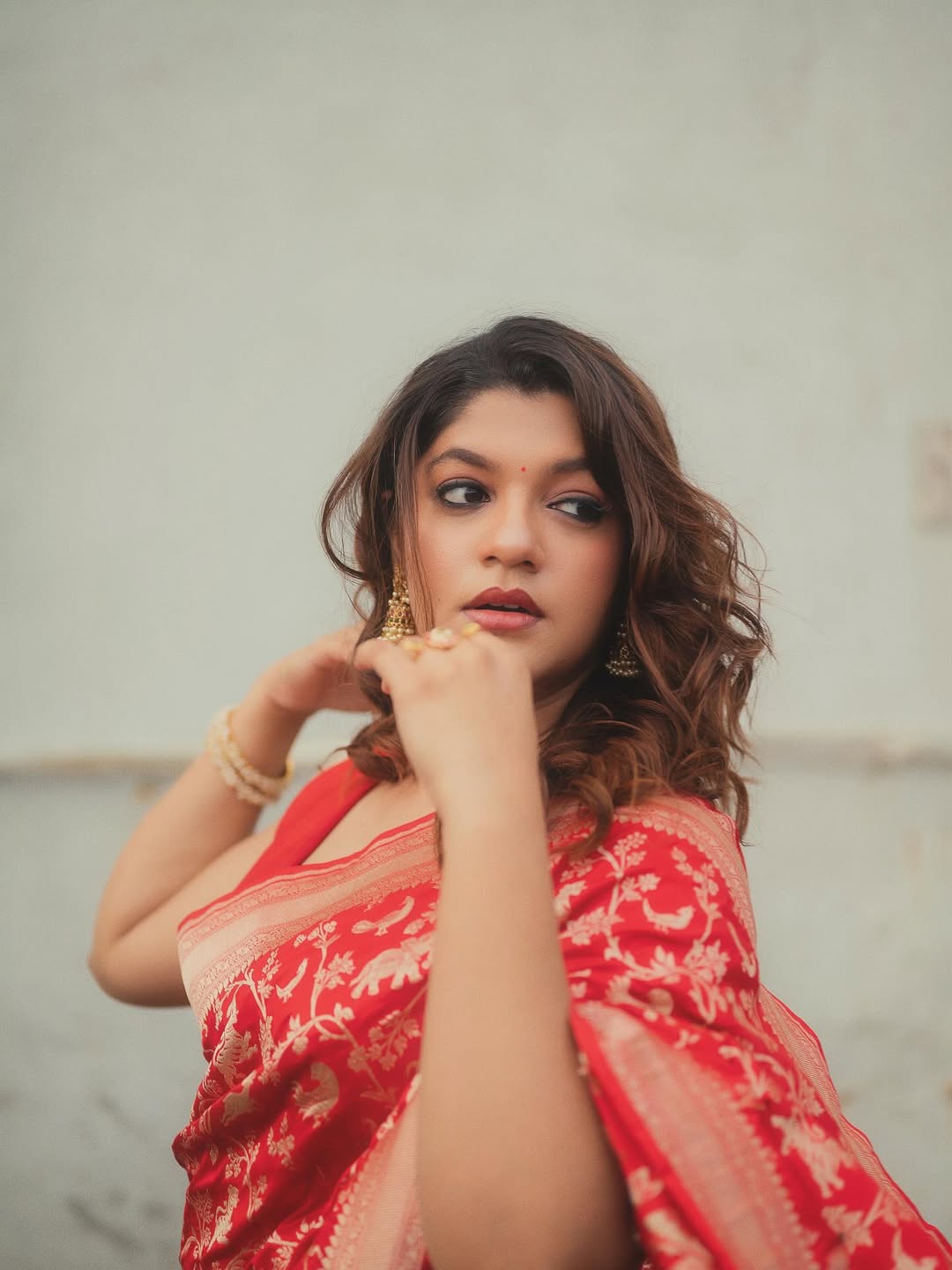 Aparna Balamurali effortlessly combines timeless elegance with a dash of playful charm–proof that style and humor are her true accessories.