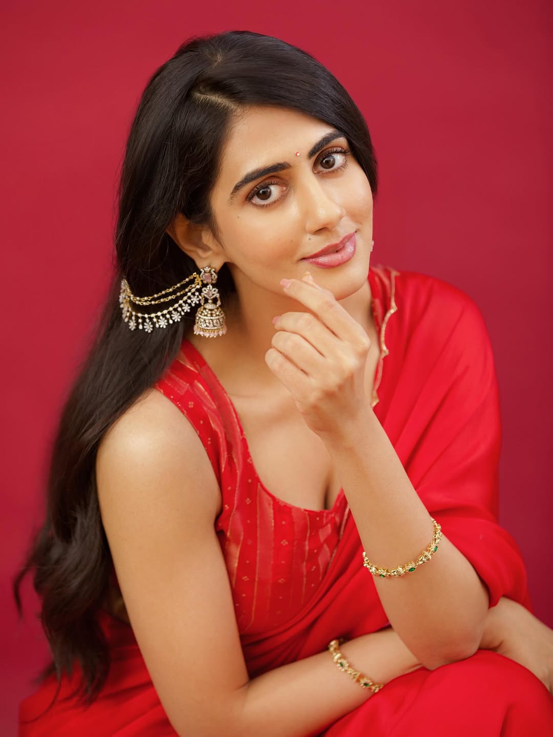 Gehna Sippy red outfit blending tradition and glamour