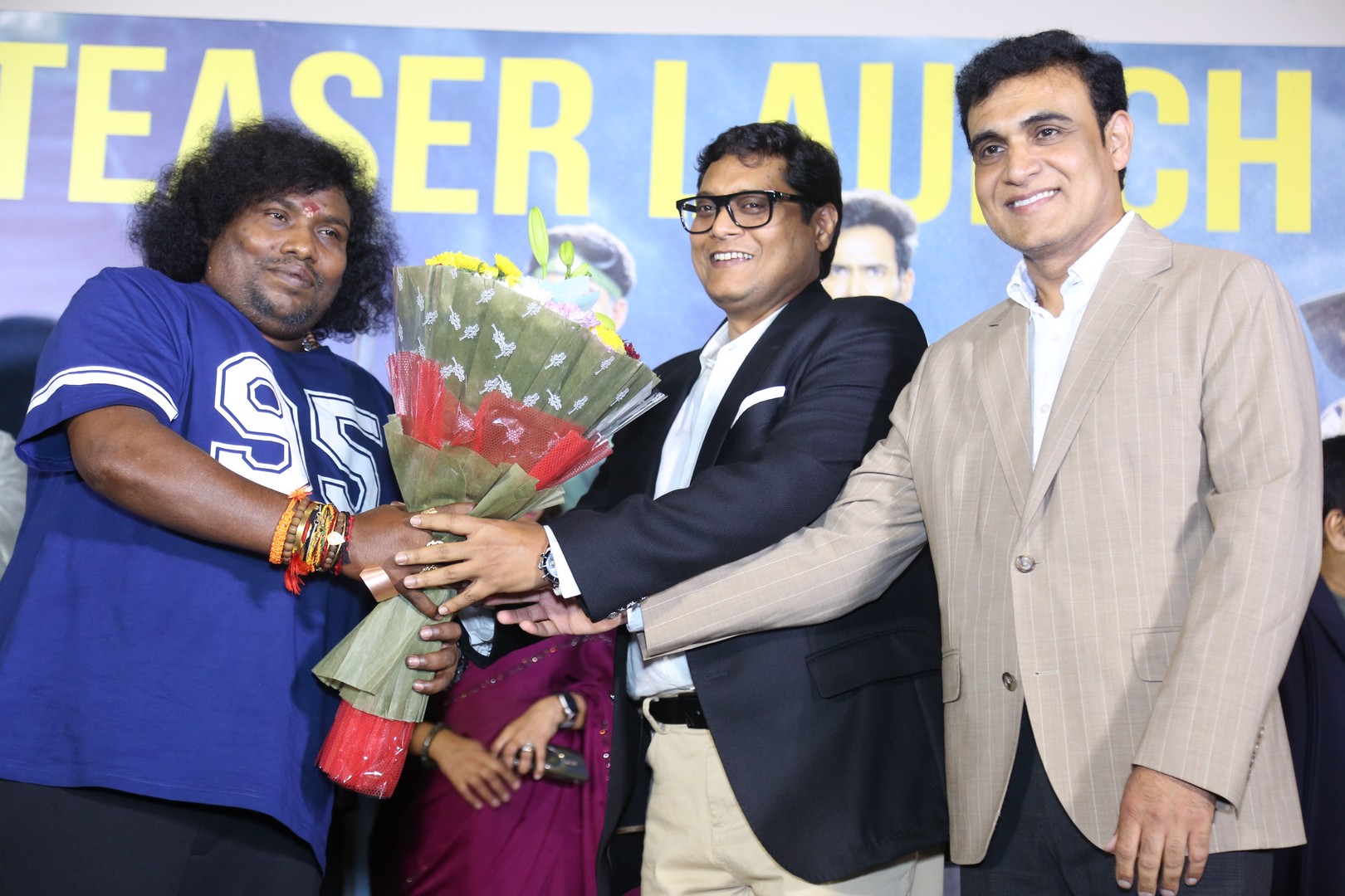 Yogi Babu received a grand welcome from the film team with a bouquet presentation.