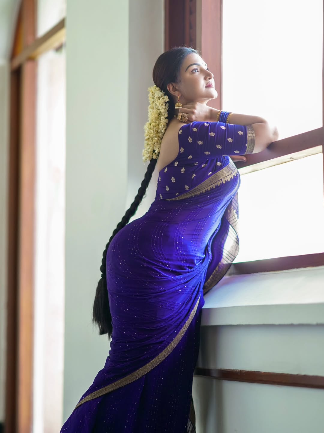 Honey Rose daydreams gracefully in blue saree