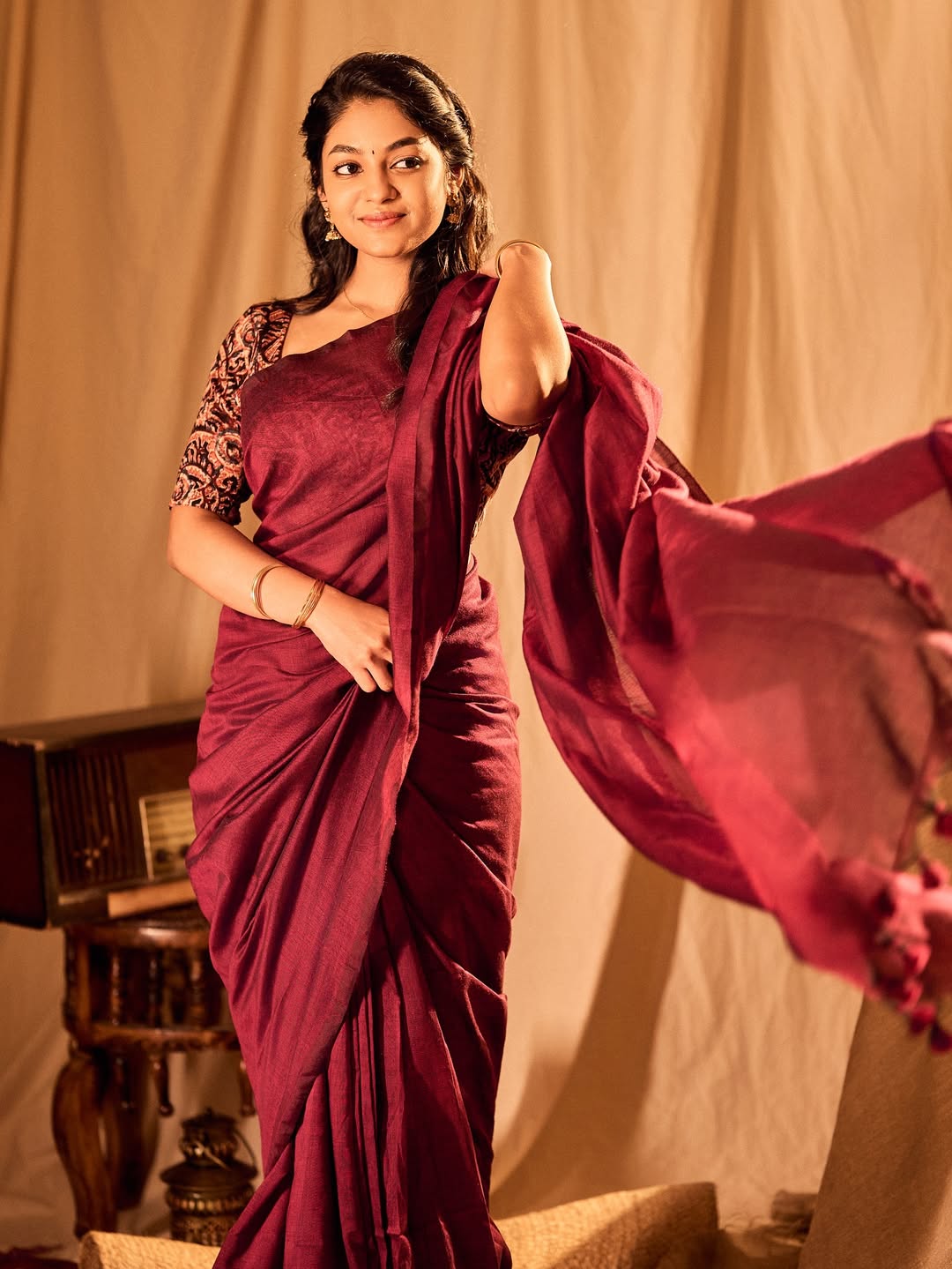 Ivana chic in maroon saree with attitude