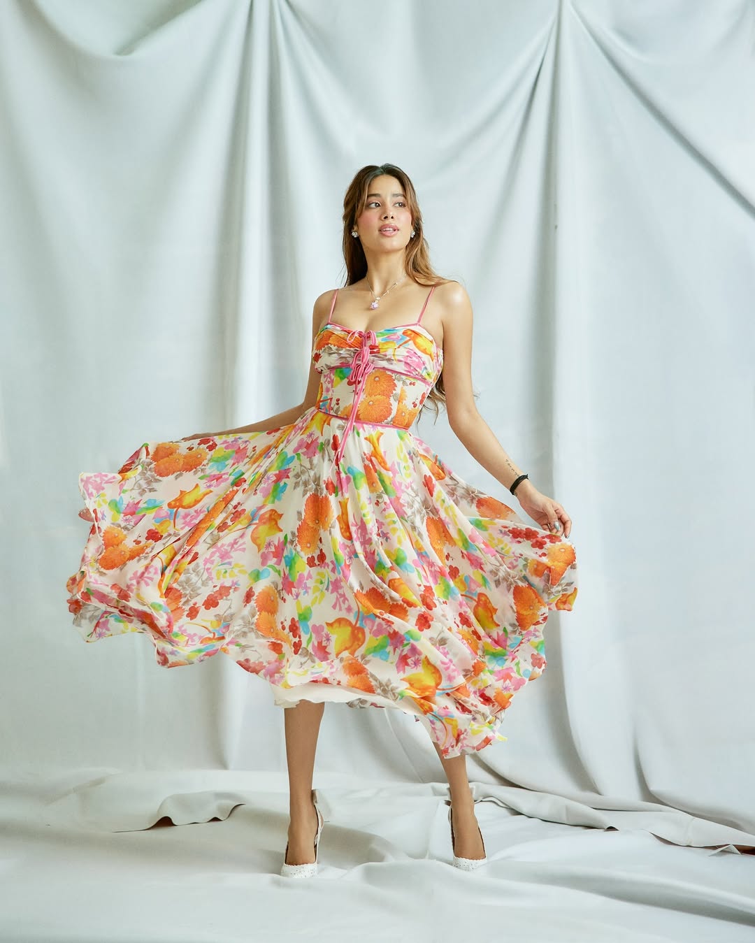 Fabric & Detailing: Lightness in Motion