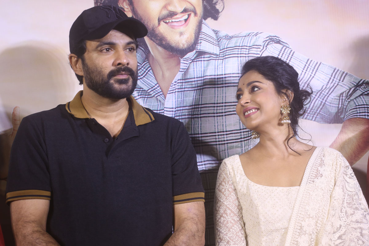 Siddu Jonnalagadda with Madhu Shalini candid capture