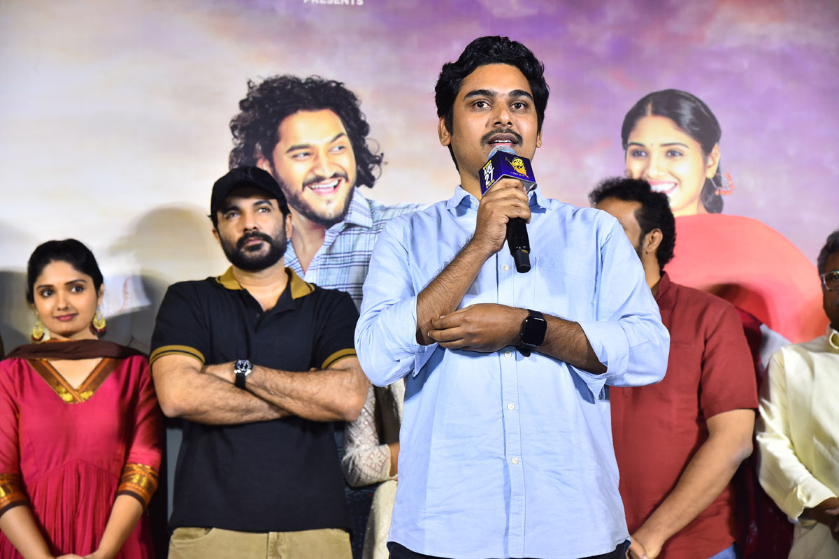 Editor Naresh Adupa delivering speech on stage