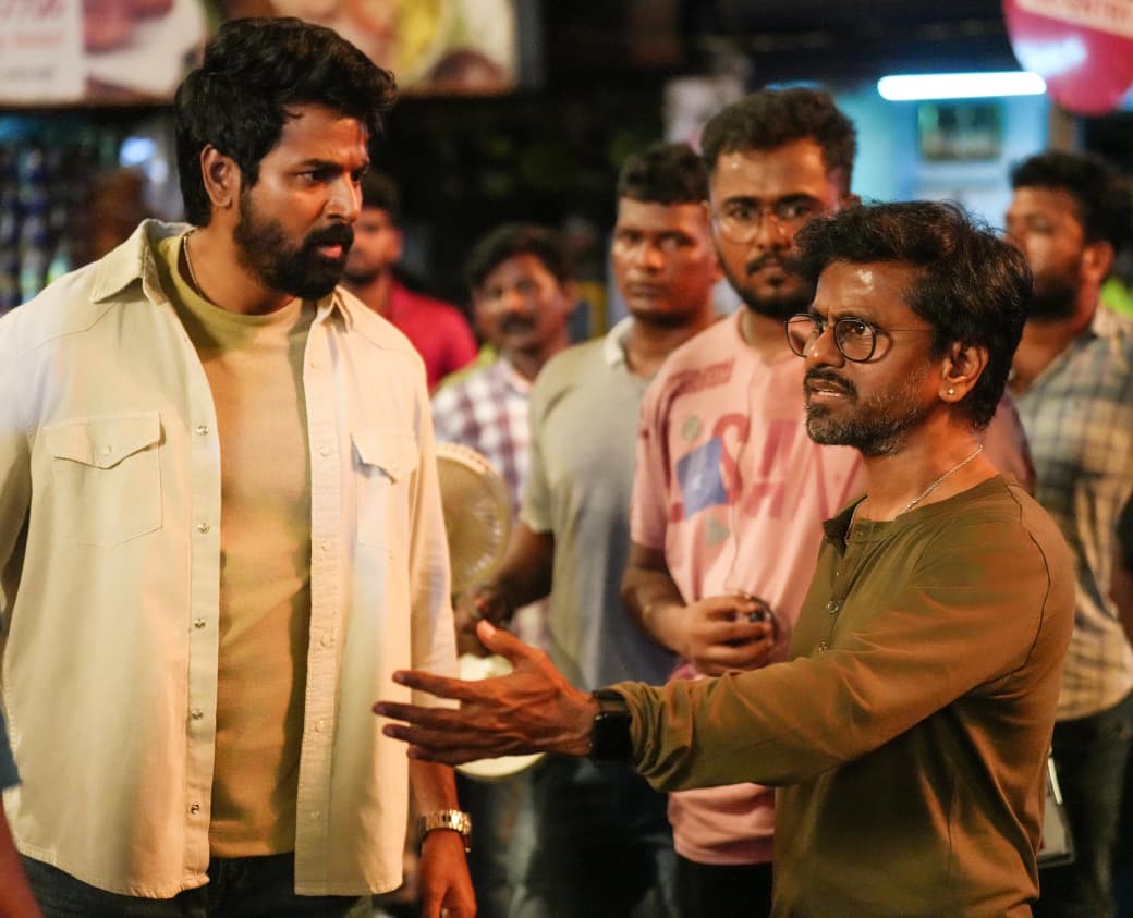 A.R. Murugadoss explaining scene details to Sivakarthikeyan