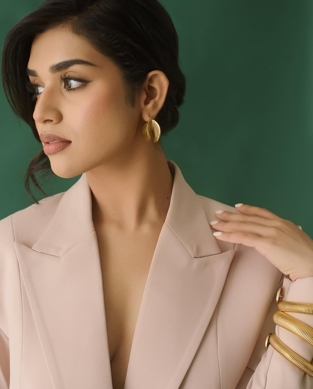 Meenakshi Govindarajan shines in blazer with gold accessories