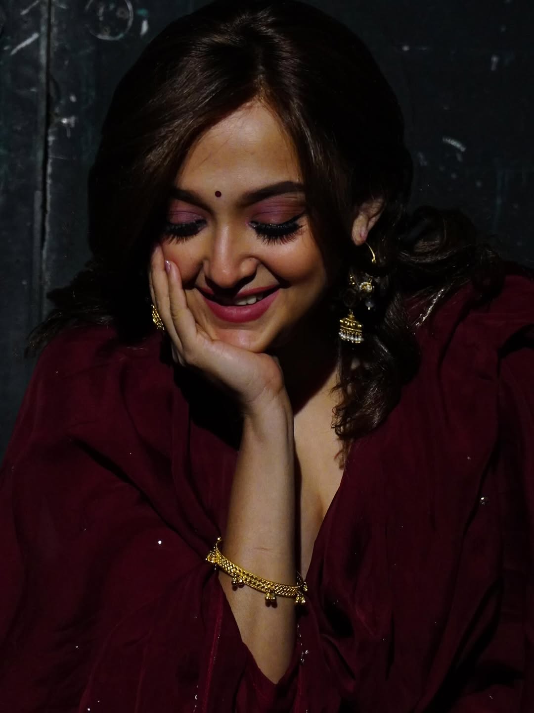 Monali Thakur's elegant maroon attire and chic accessories prove that a touch of gold can turn any look into a golden hit–style that sings louder than any melody!