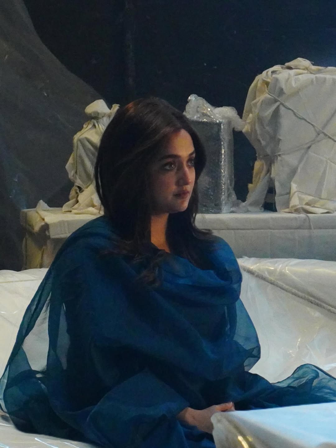 Monali Thakur exudes timeless elegance in a stunning navy blue ensemble–proof that style and grace are always in harmony, even amidst a behind-the-scenes moment!