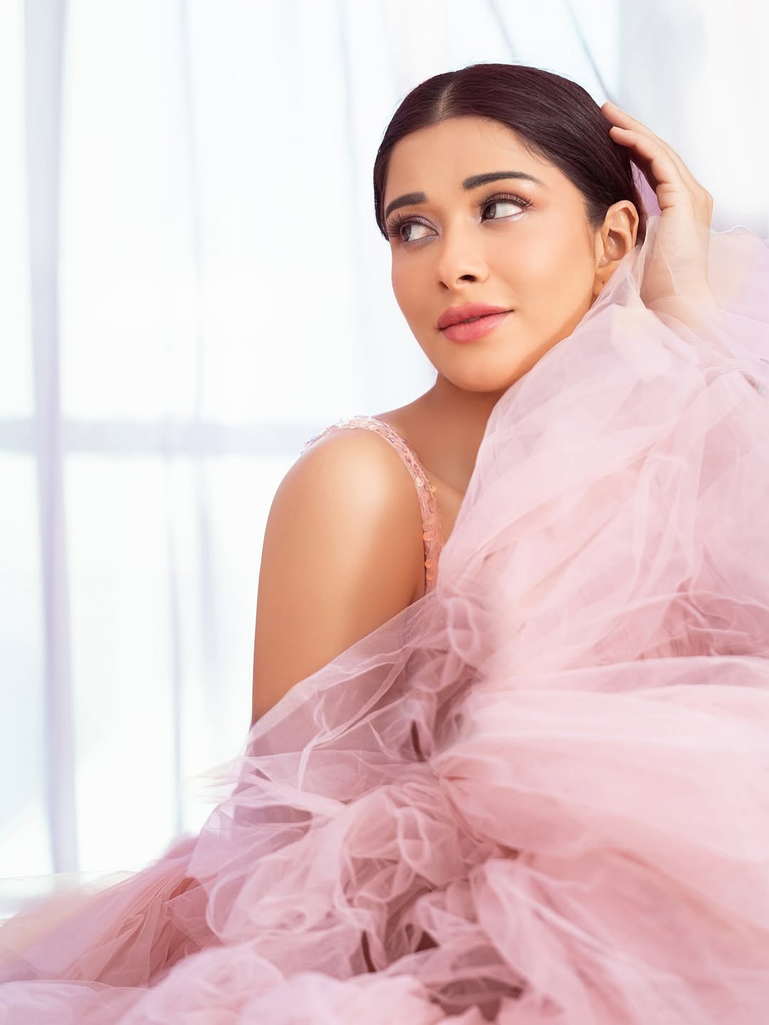 Nyra Banerjee blends grace and glamour effortlessly.