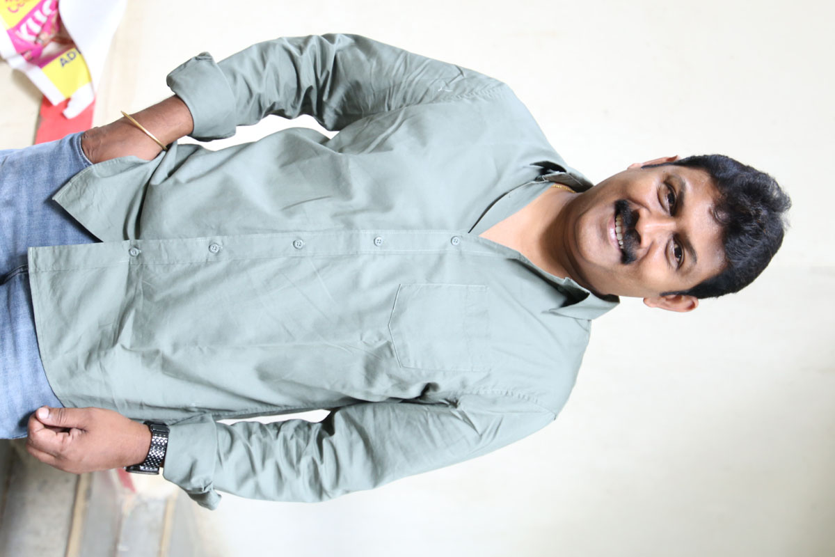 Praveen's effortlessly cool look proves that a casual shirt and a confident stance are all you need to make style speak louder than words–even with a face that keeps a little mystery!