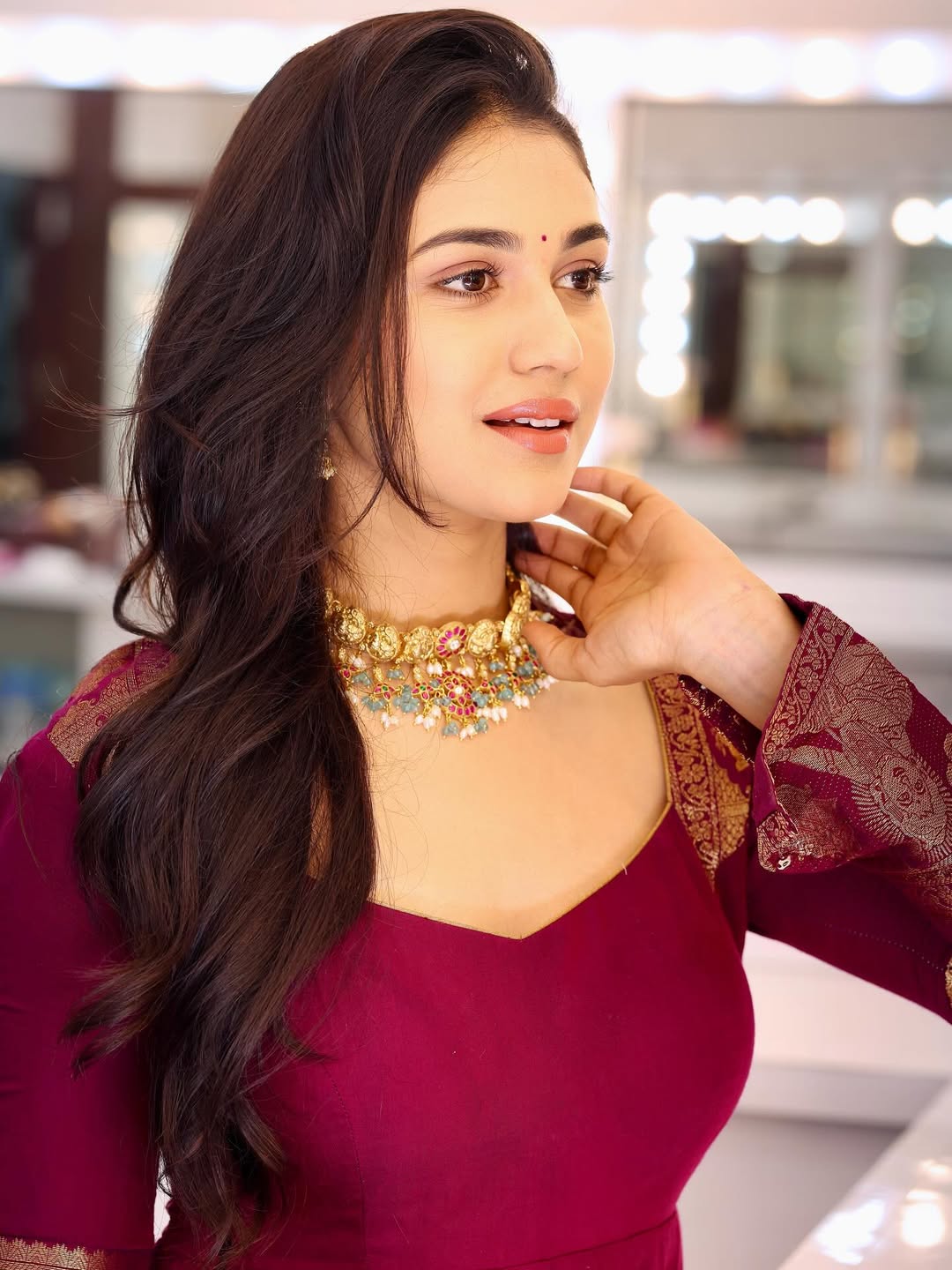 Priyanka Achar effortlessly combines regal elegance and modern style, proving that jewelry and a confident pose are the best accessories–who needs a face when the look speaks volumes!