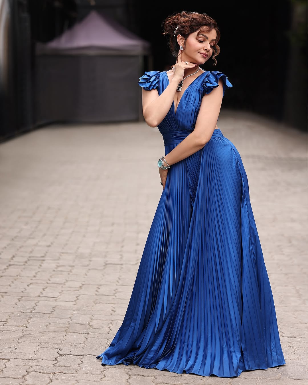 Rubina Dilaik in this striking royal blue gown proves that sophistication and a splash of drama are the perfect ingredients for making a grand style statement—who needs a crown when you’ve got this much regal flair!