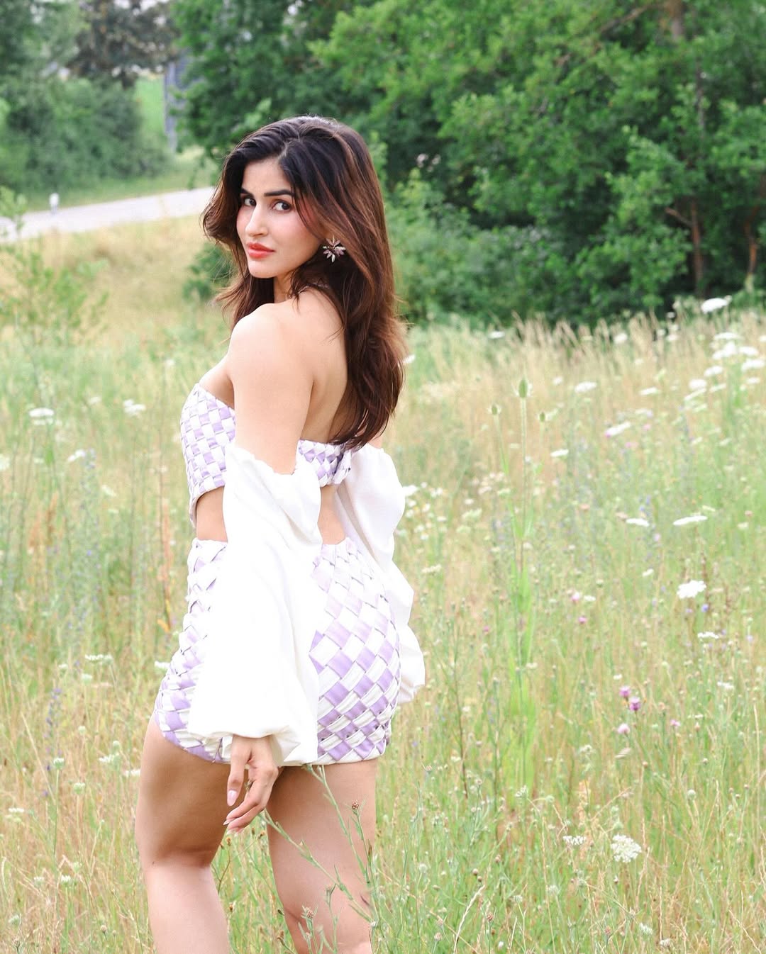 Sakshi Malik shows that blending sporty style with a touch of floral flair is her secret to standing out–even in a field of wildflowers!
