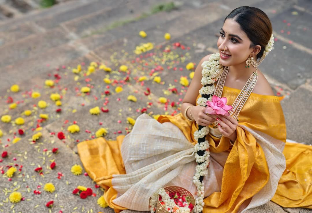 Sanya Iyer shines in floral traditional elegance