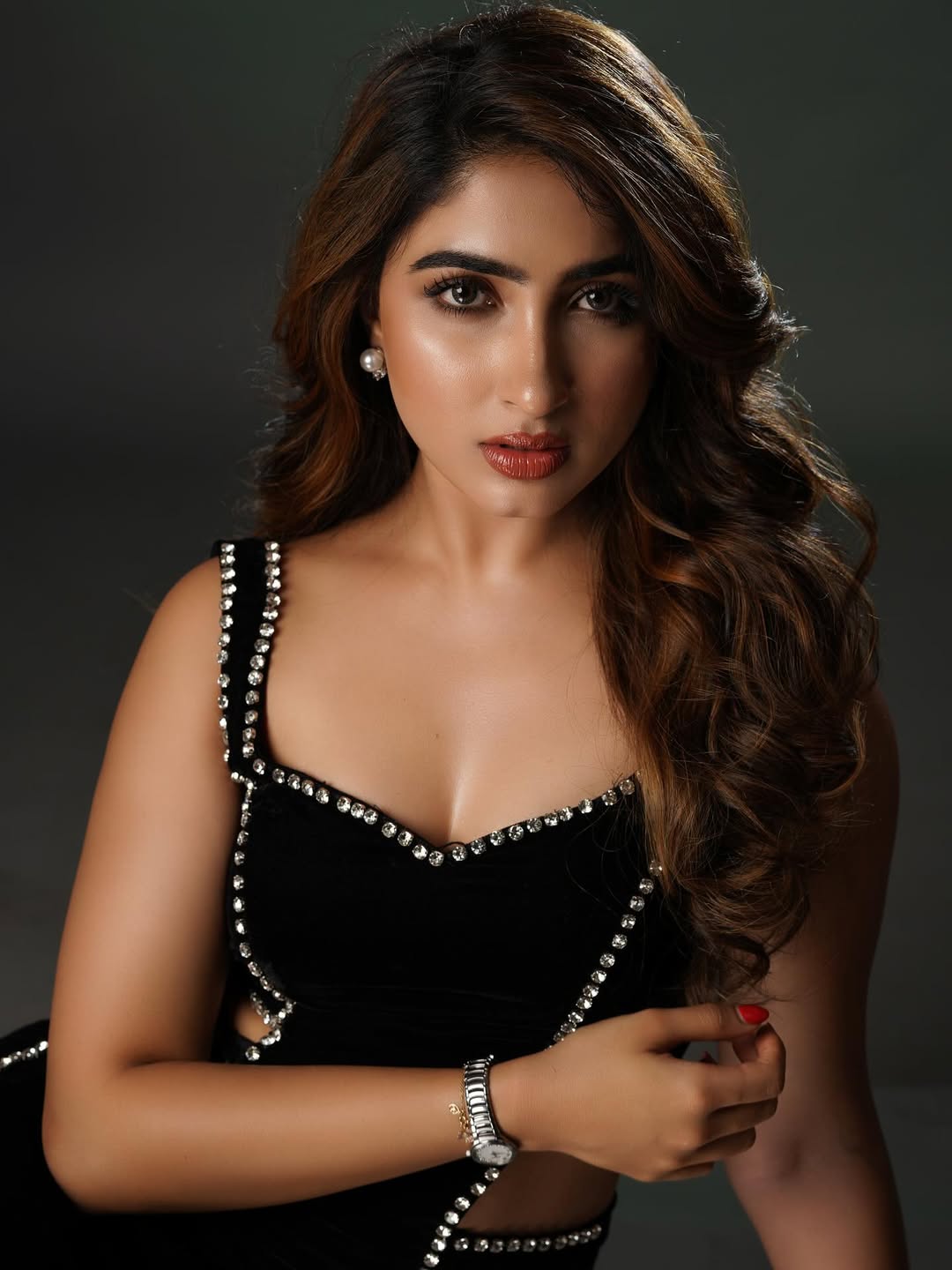 Sanya Iyer flaunts elegance with modern confidence