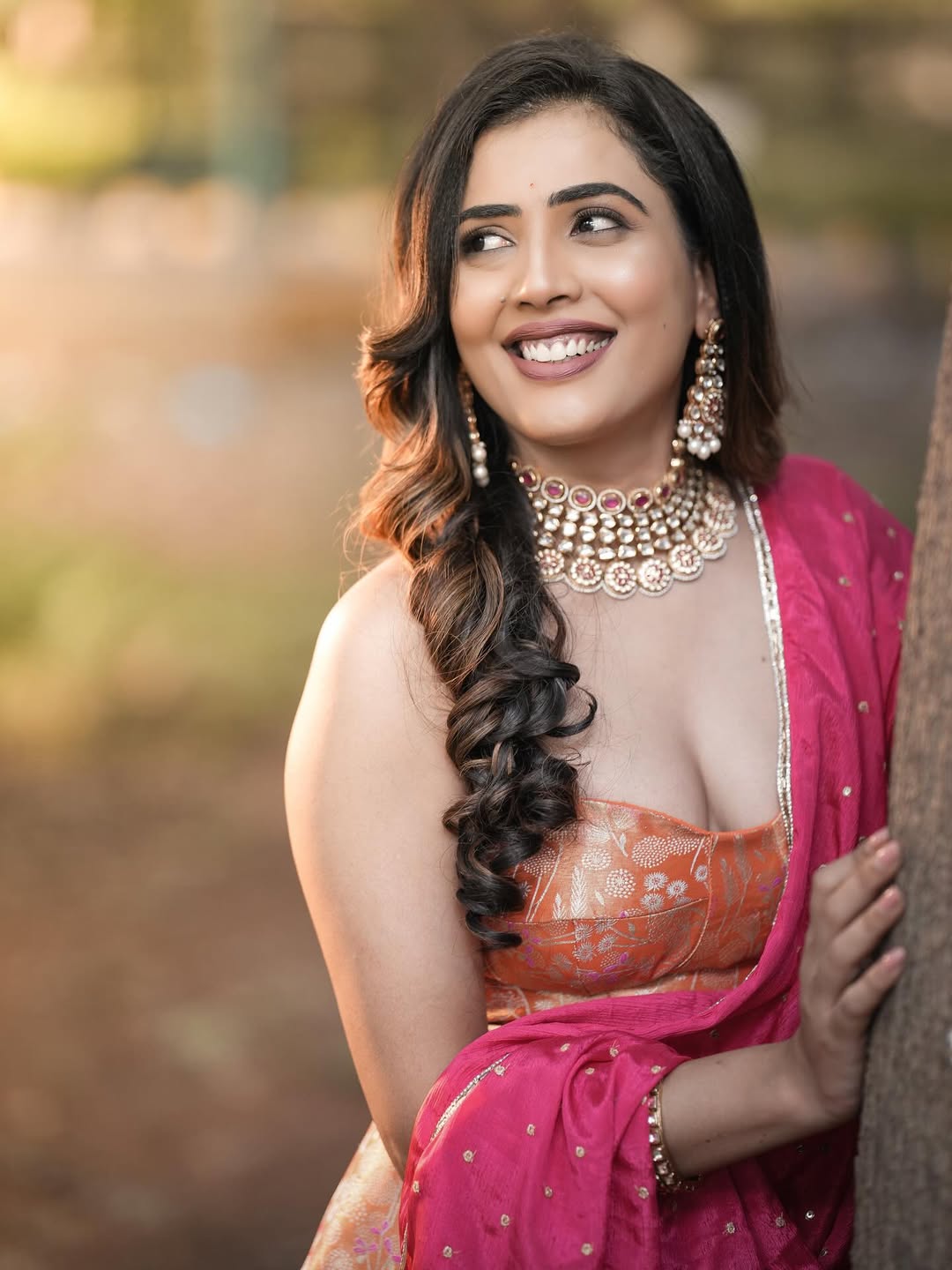 Sara Annaiah exudes timeless elegance in a vibrant pink saree paired with stunning jewelry, proving that style and humor are always in fashion–especially when you’re this fabulous!