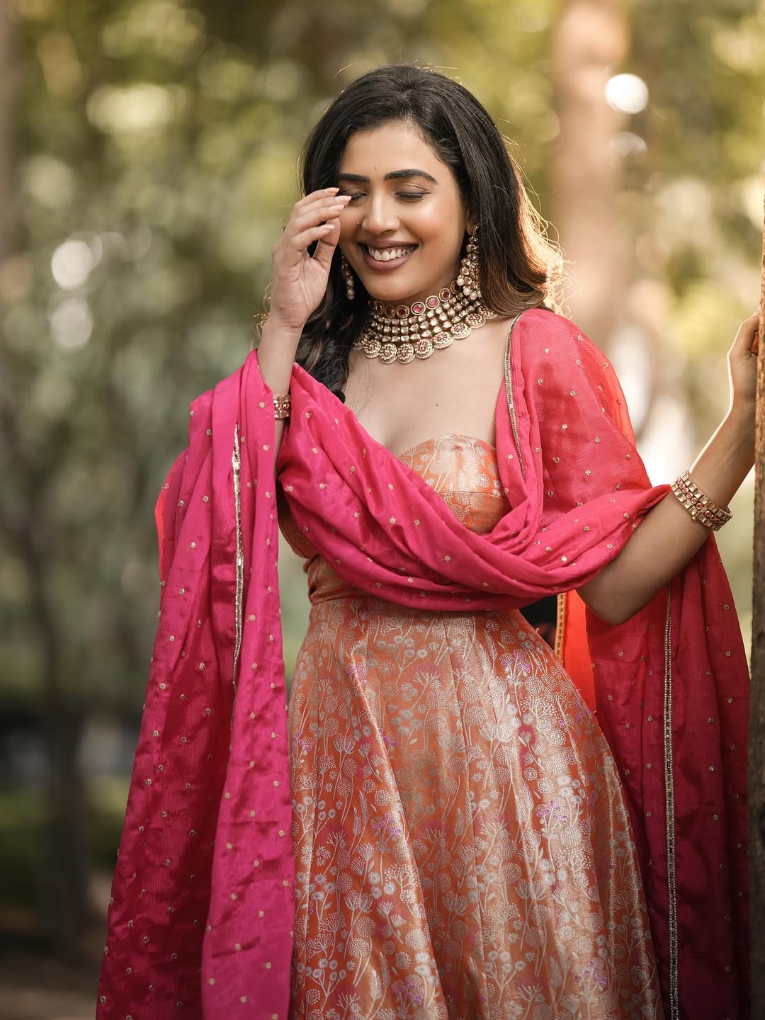 Sara Annaiah radiates timeless elegance with a touch of playful charm, proving that when it comes to style, she’s got the perfect blend of grace and humor–making everyone wish they had her wardrobe and wit!