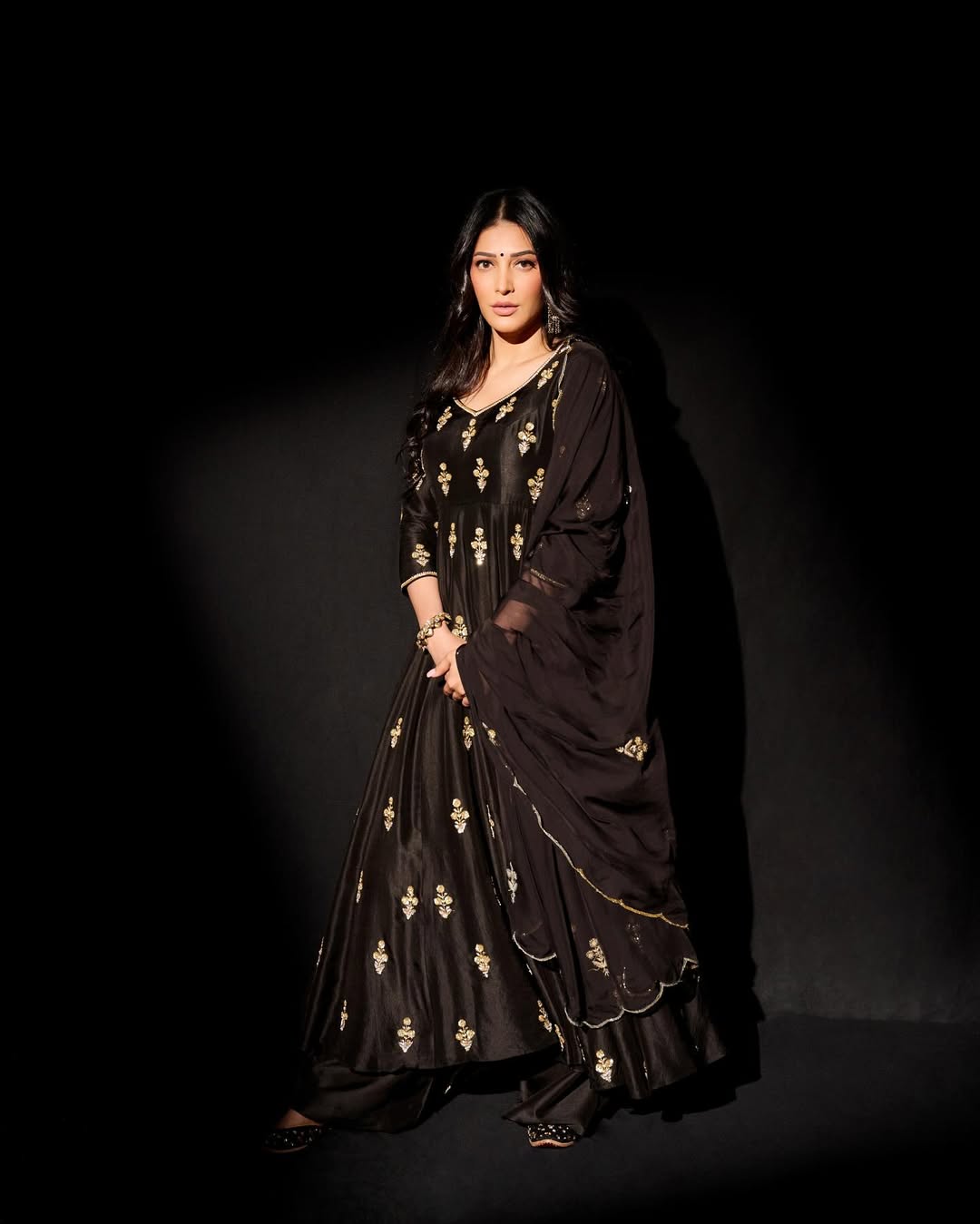 Shruti Haasan glows in black and gold ensemble