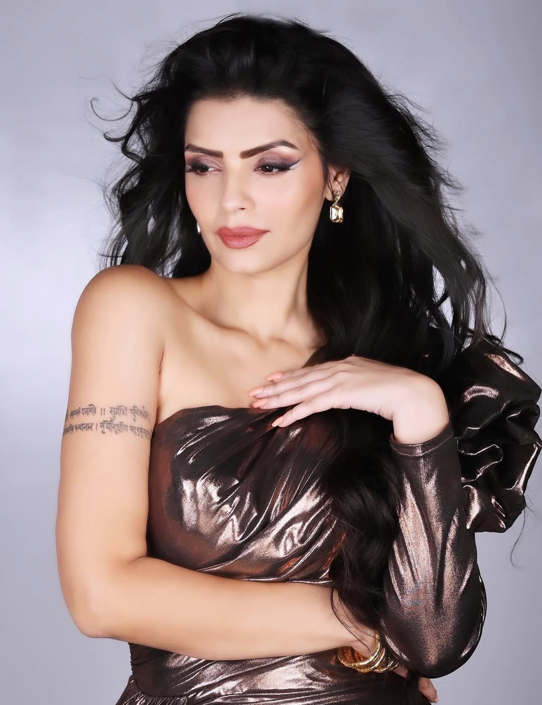 Sonali Raut exudes timeless glamour in a stunning metallic ensemble, proving that when it comes to style, she’s always a shining star–no face needed!