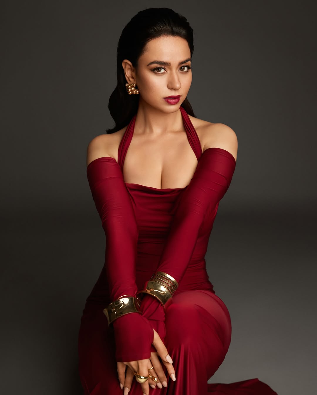 Soundarya Sharma exudes timeless elegance in a stunning crimson gown, proving that even with a blurred face, her style steals the spotlight–hotter than a red carpet and twice as commanding!