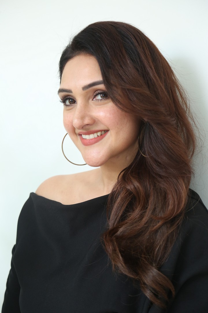 Sridevi Vijaykumar shines in black outfit and wavy hair