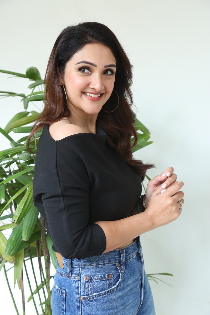Sridevi Vijaykumar radiates charm in simple black top