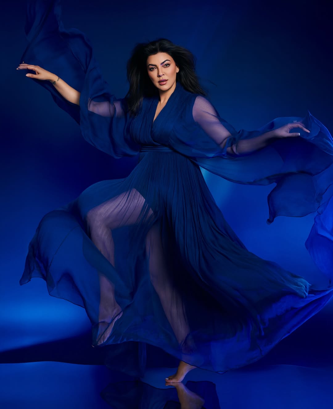 Sushmita Sen radiates timeless elegance in a flowing blue gown–proof that even in motion, she’s a perfect blend of grace, style, and a dash of Bollywood charm.