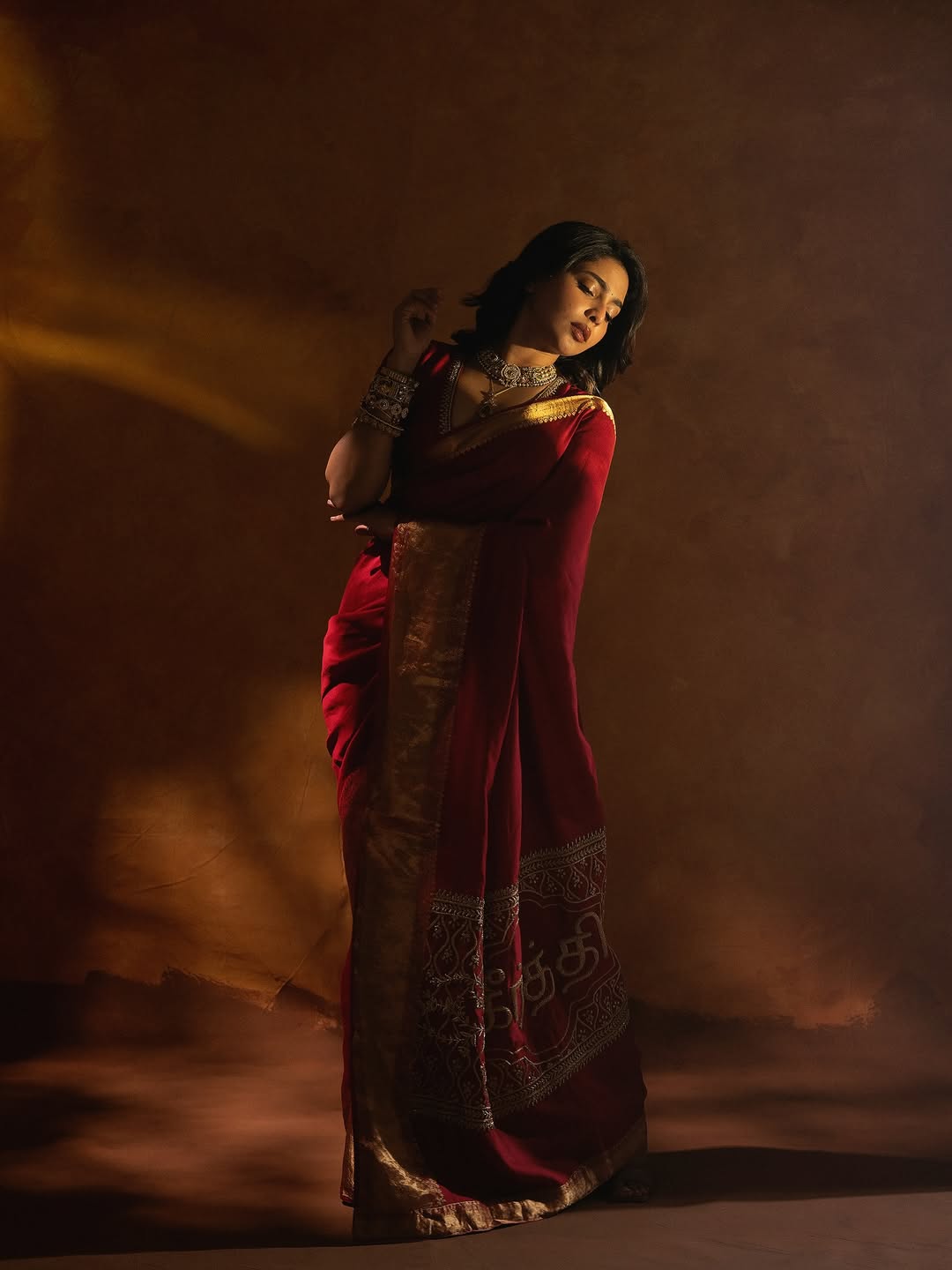 Aishwarya Lekshmi radiates elegance in exquisite traditional attire