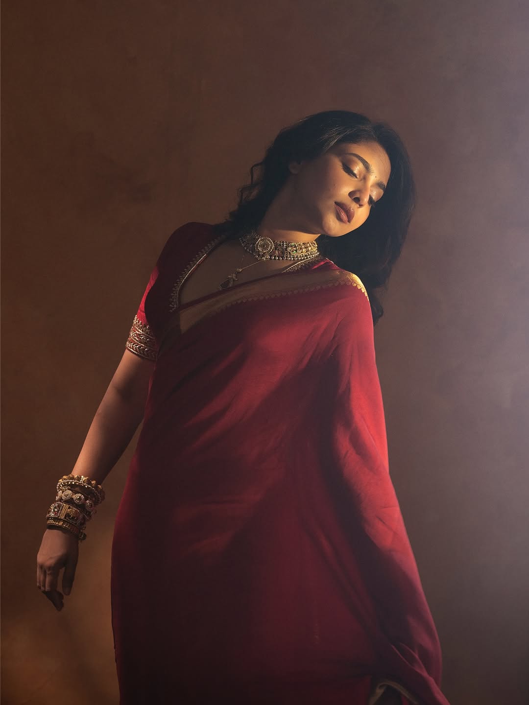 Aishwarya Lekshmi exudes grace and bold elegance in saree
