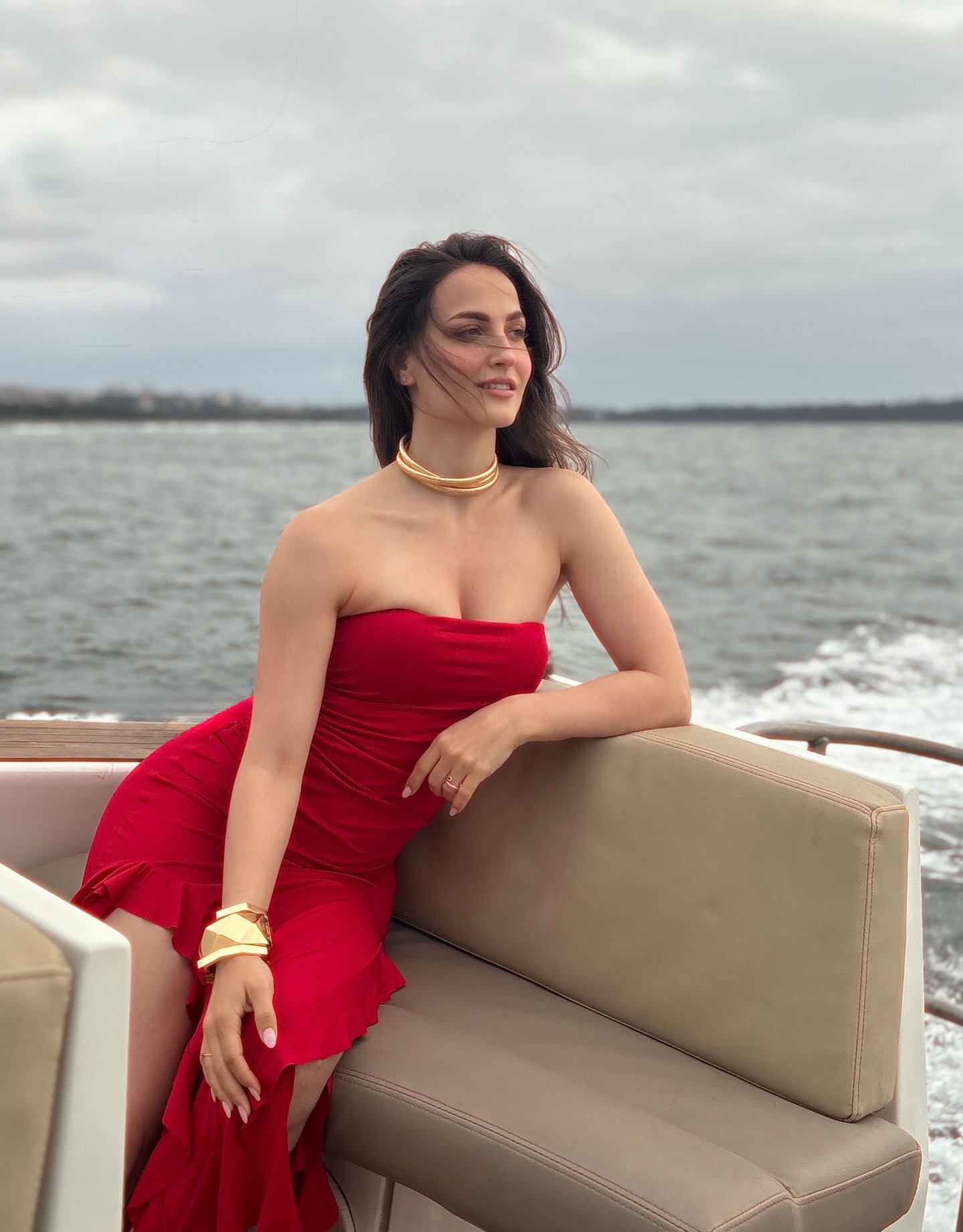 Elli Avram shines with elegance in red dress