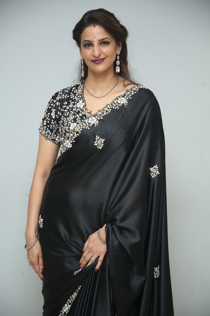 Indrani Davaluri rocking classic black saree style