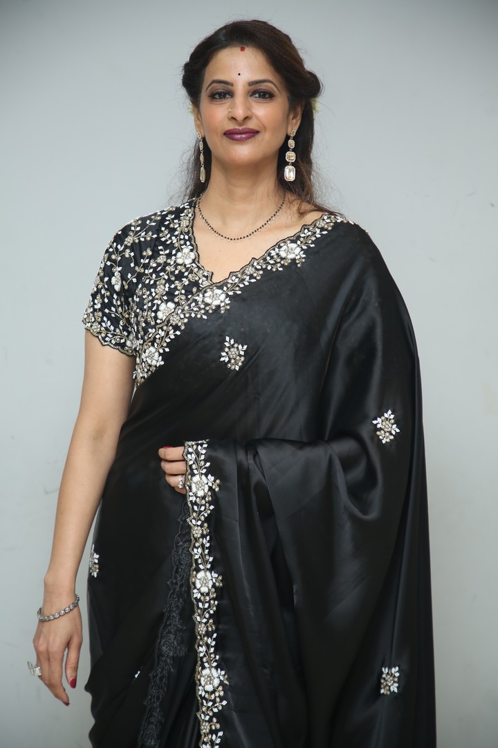 Indrani Davaluri dazzling in silver embroidered saree