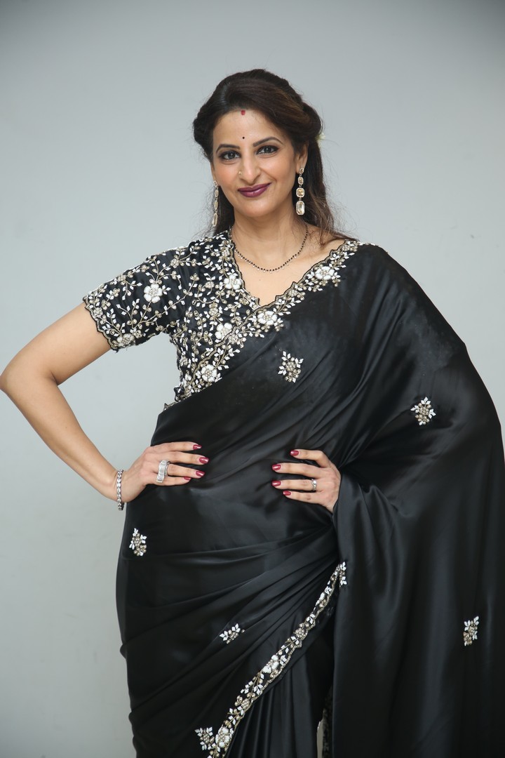 Indrani Davaluri elegant in black saree with sparkle