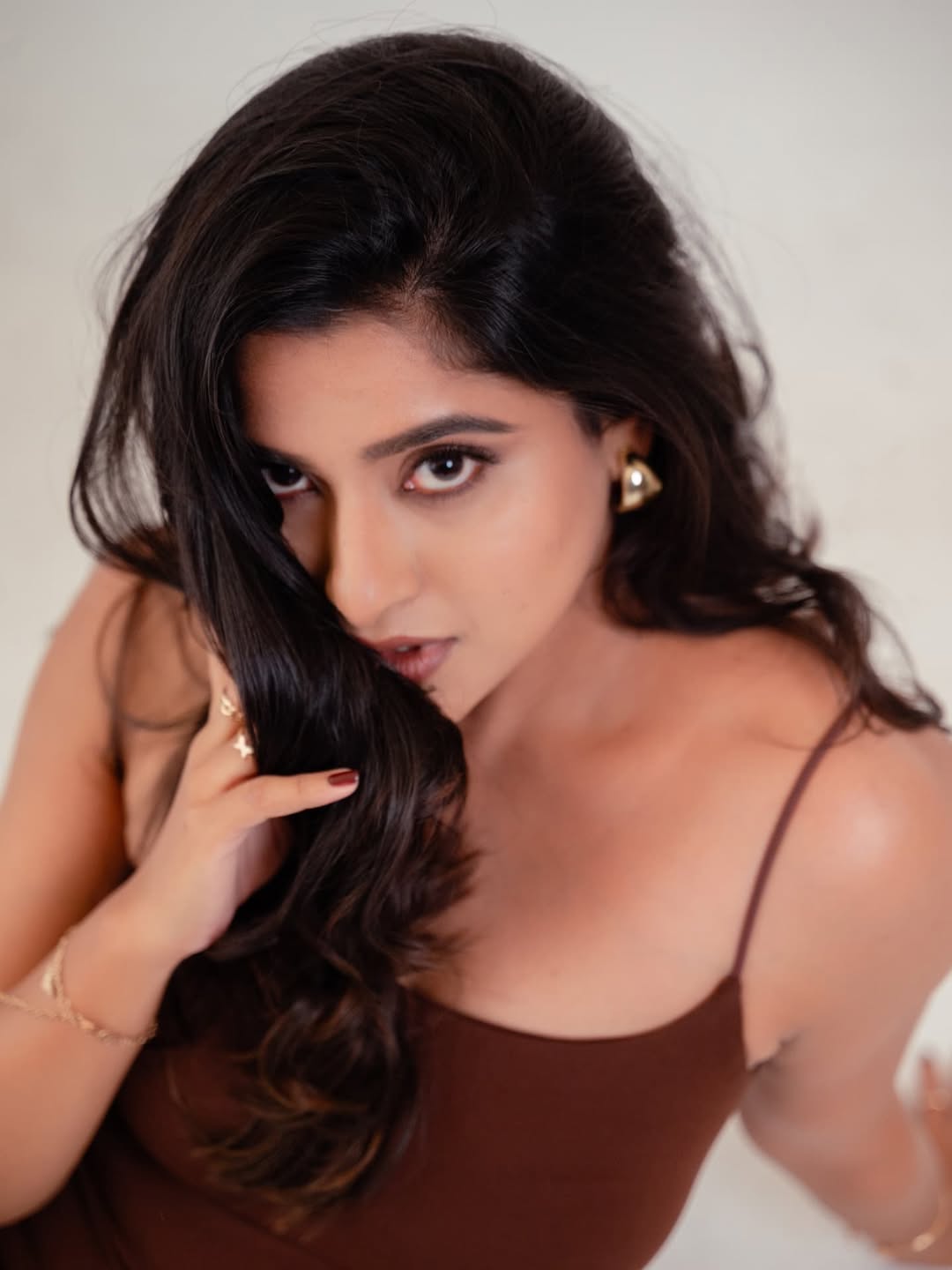 Kaajal Kunder timeless style with gold accessories