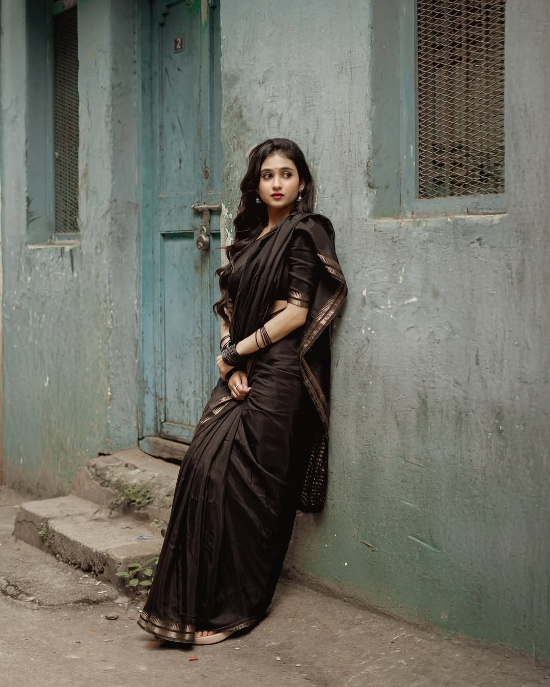 Malaika Vasupal urban chic look in classic black saree