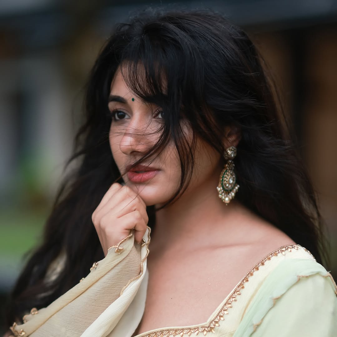 Mirna Menon radiates elegant simplicity with timeless charm