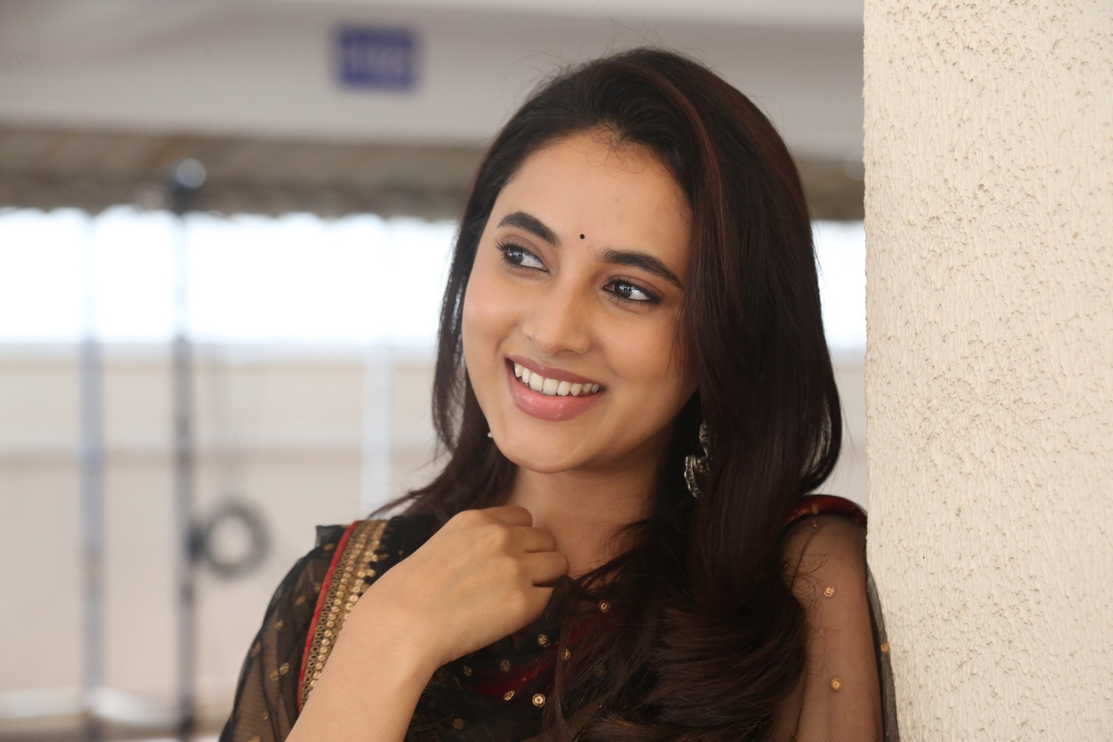 Priyanka Arul Mohan radiates elegance with contemporary charm