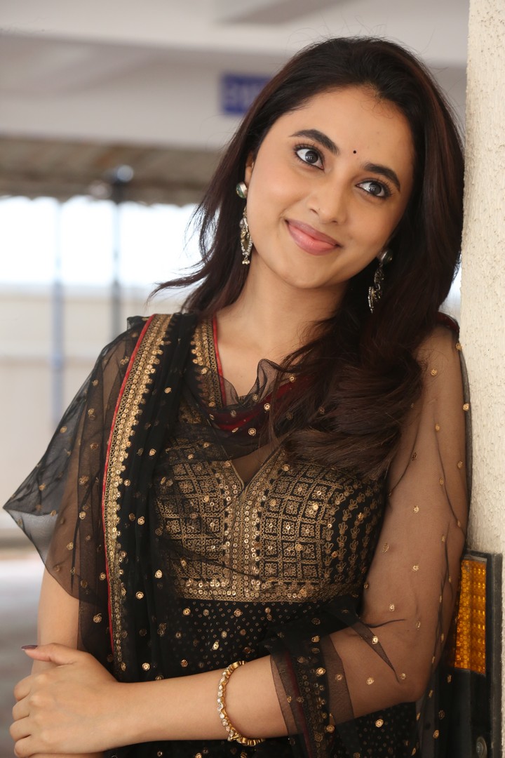 Priyanka Arul Mohan blends tradition and glamour with sparkle