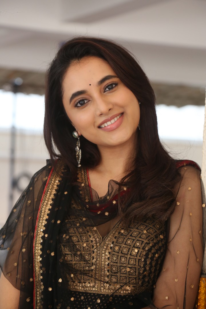 Priyanka Arul Mohan shines in black and gold saree