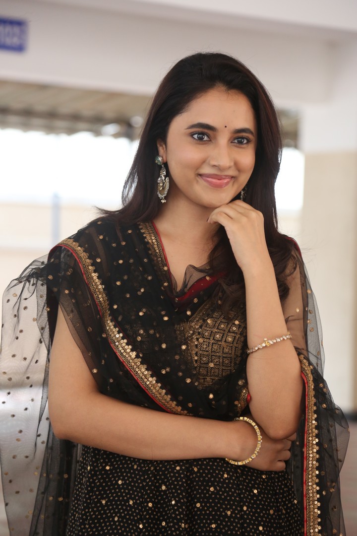 Priyanka Arul Mohan radiates elegance with sparkling traditional attire