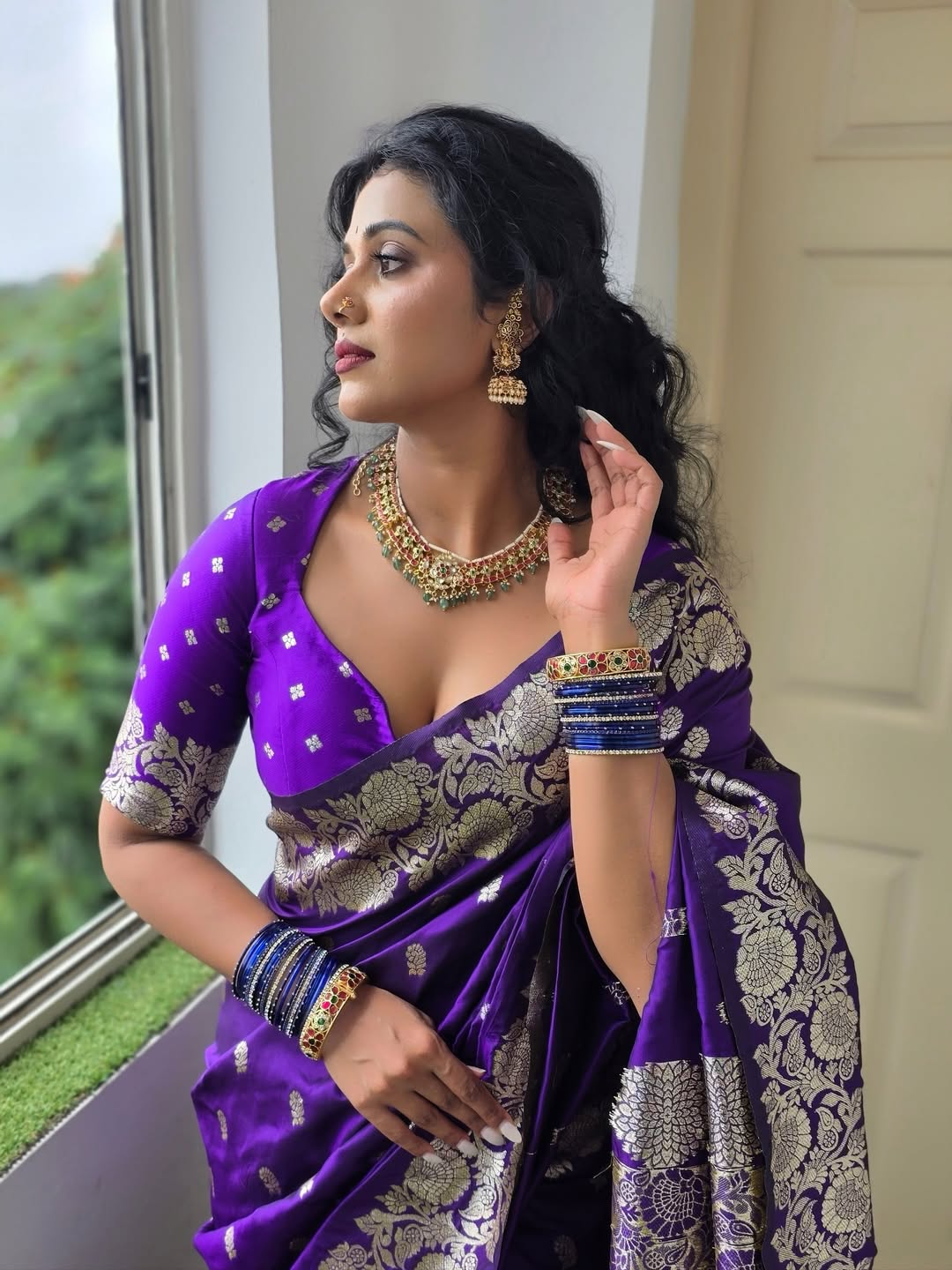 Shilpa Manjunath regal elegance in silver embroidered saree