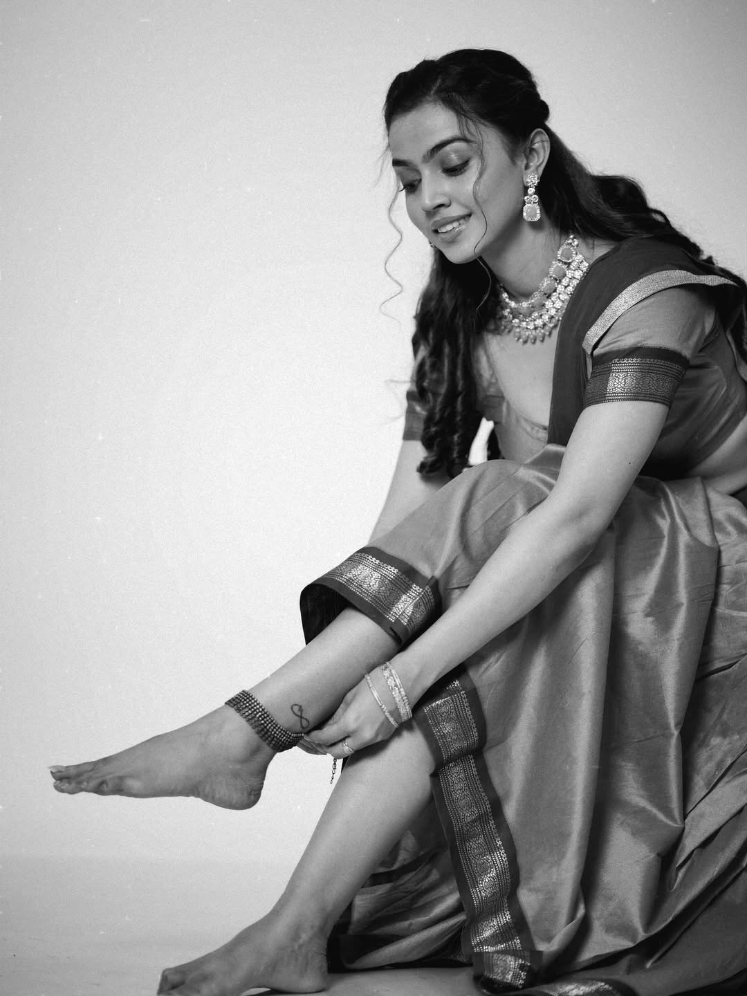 Suchi Smita radiates elegance with playful sophistication