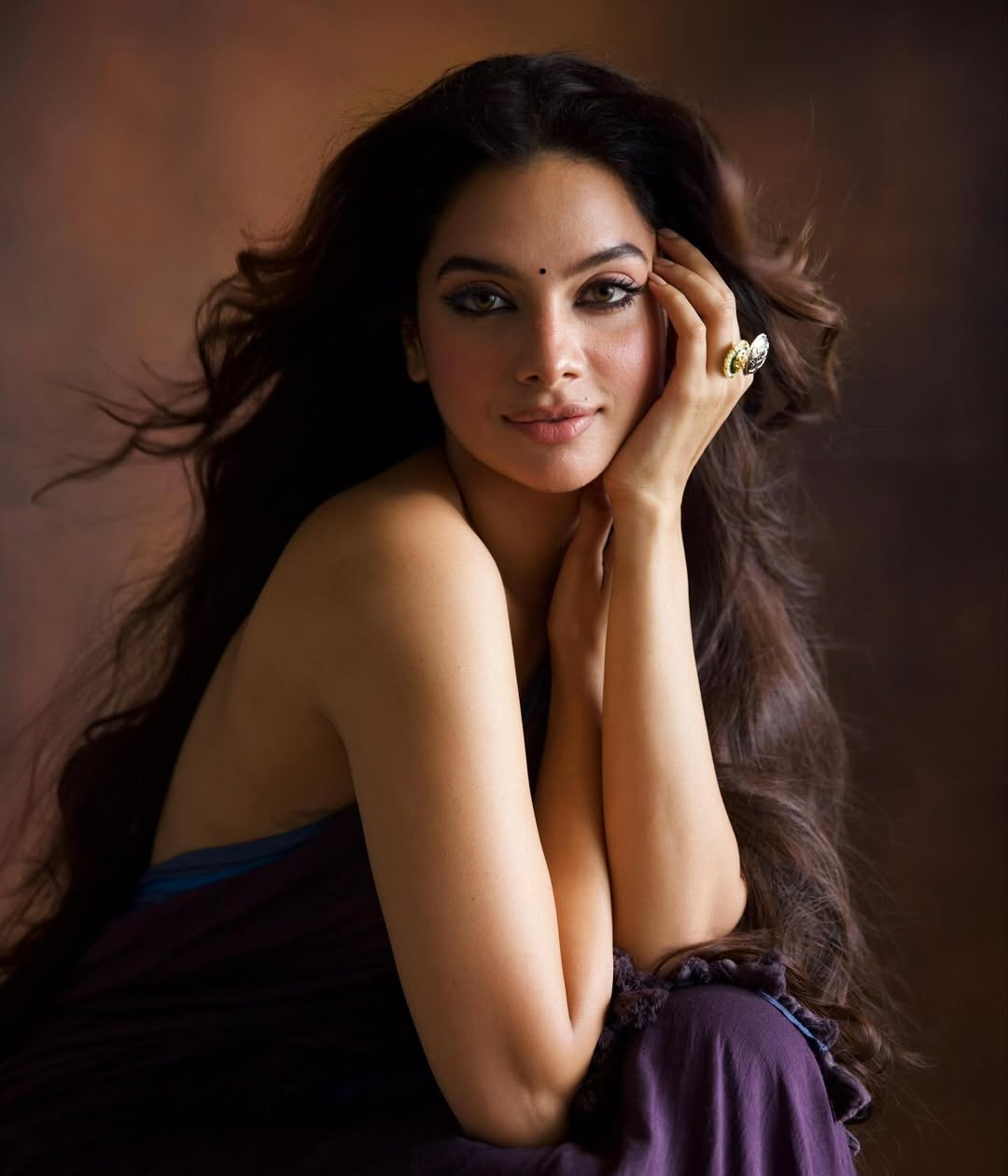 Tanya Hope chic elegance with voluminous hair and ring