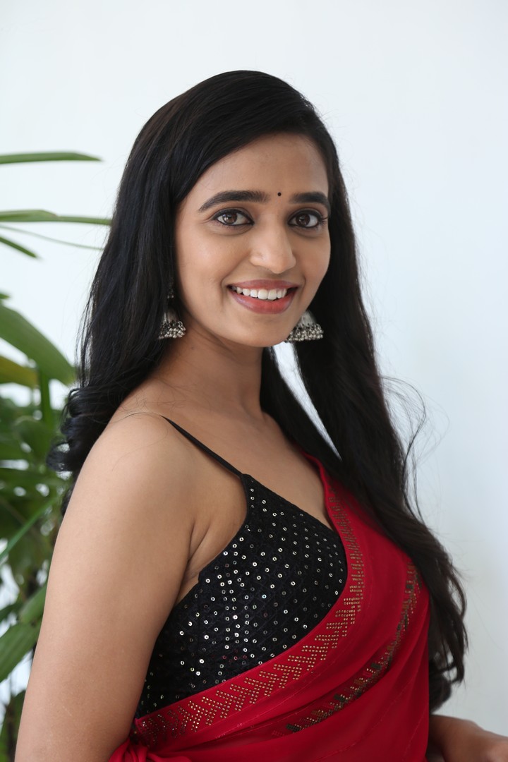 Trupthi Ravindra graceful saree look with shimmering elegance